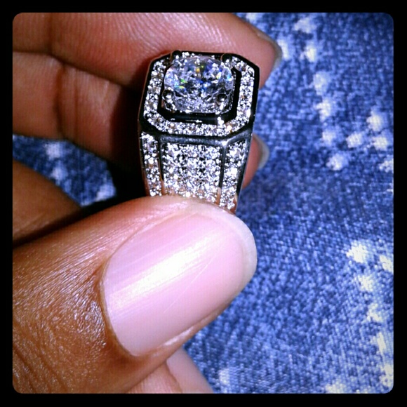 Diamond encrusted ring - Picture 1 of 4